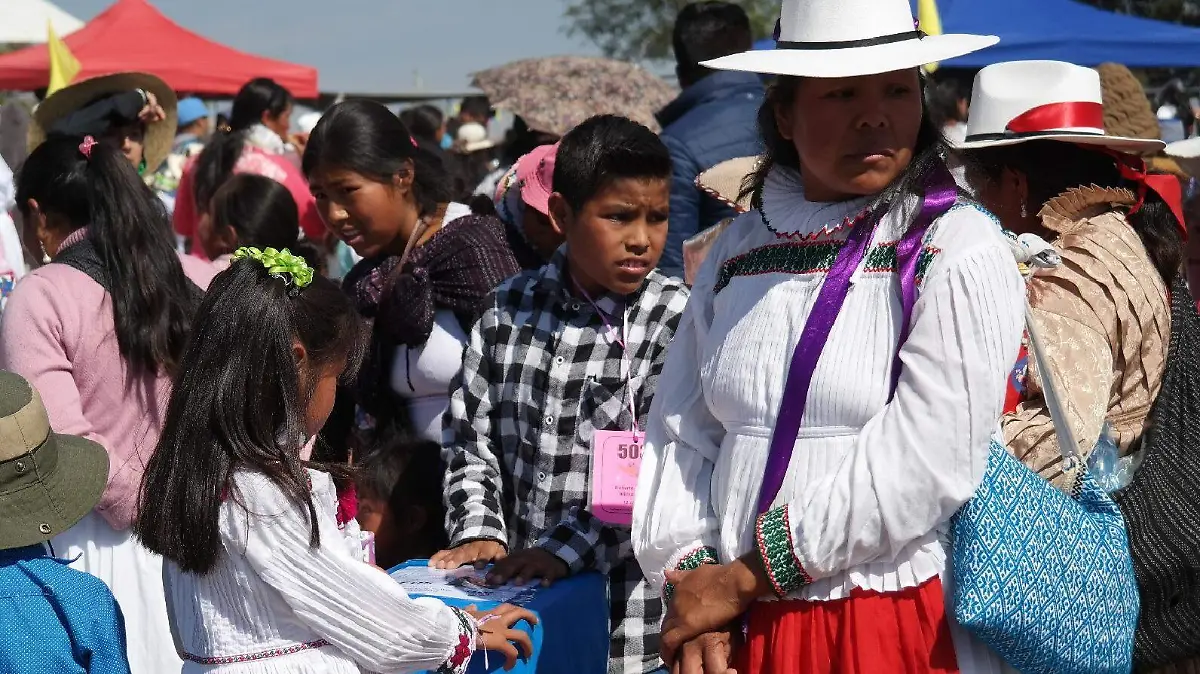 Mujeres se acercan a la comisión para recibir orientación sobre situaciones en sus hogares.  Foto Dolores Martínez.